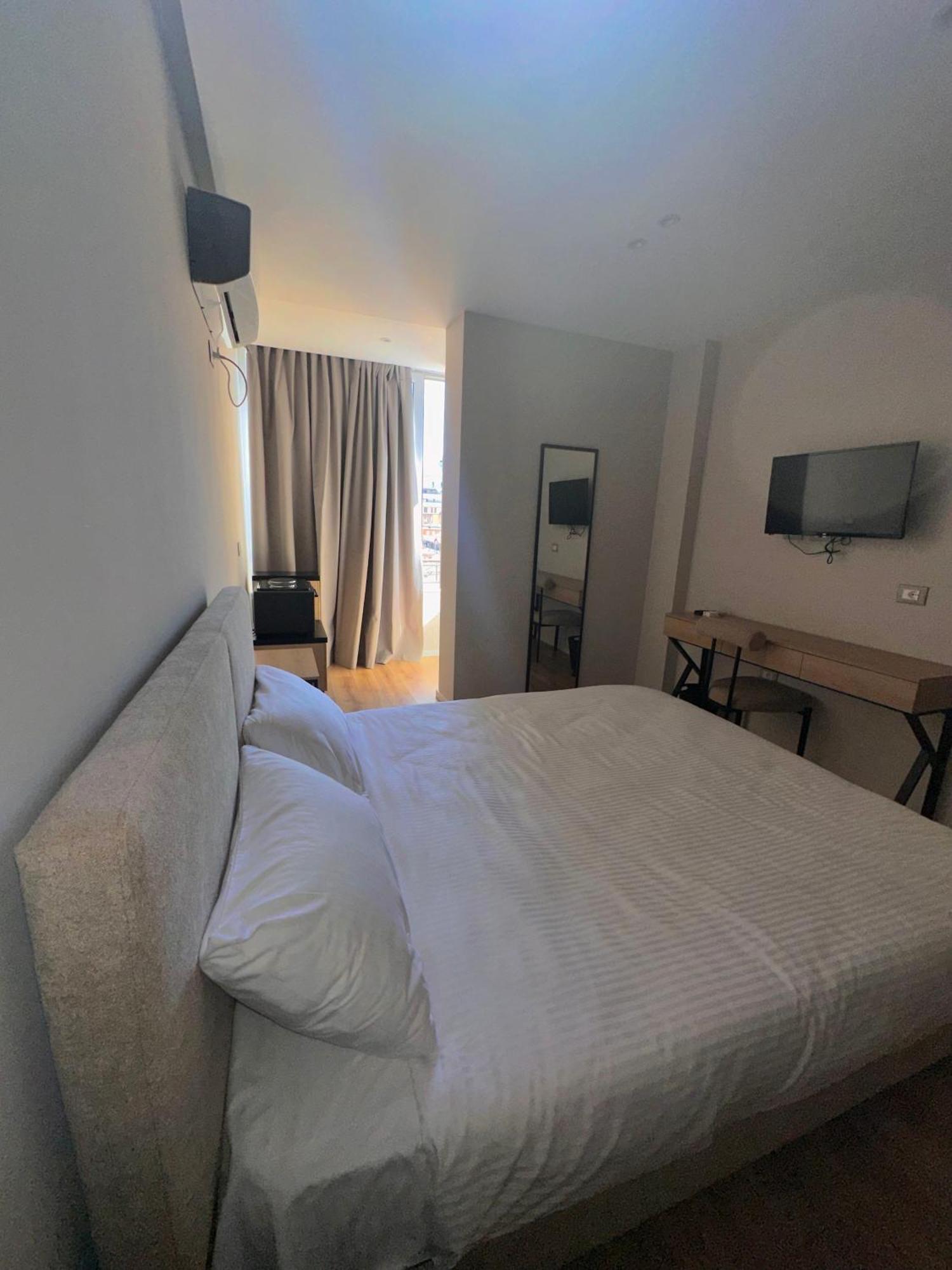 Amazon 8 Guesthouse Tirana Extérieur photo